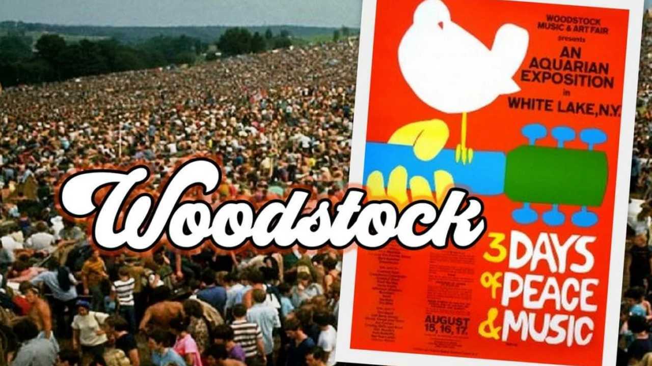 Eine riesige Menschenmenge, aufgenommen vom Woodstock-Festival. Auf der rechten Seite des Bildes sieht man den Flyer, der das Event ankündigte und bewarb. Der Schriftzug "Woodstock" ist in einer Handschrift-Font über beide Bilder gelegt.