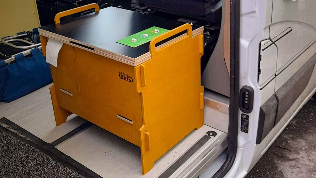 Ein aufgebautes öKlo Campingklo, das auf der Ladefläche eines Kleinbusses steht. Es eignet sich bestens als chemiefreie Alternative.