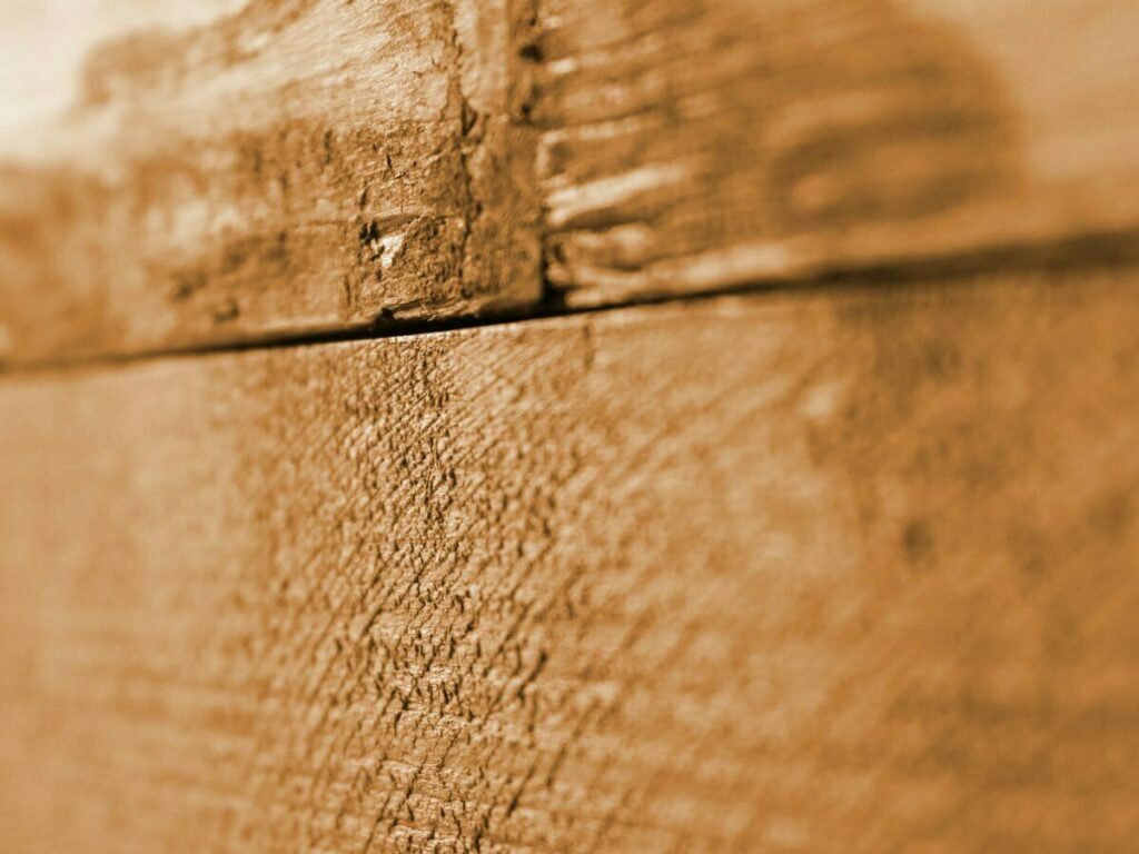 Ein Foto von Holzmaserung und rauen Stellen auf einer Platte.